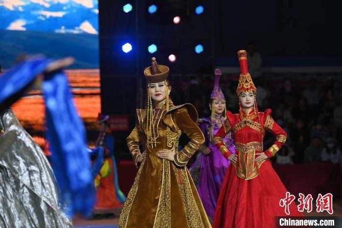圖為開幕式現(xiàn)場蒙古族服飾秀。李亞龍 攝</p>
<p>