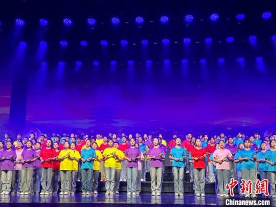 5月28日晚，“詩意甘肅·絲路長風(fēng)三千里”——月出涼州·武威詩會在甘肅省武威市漢唐天馬城舉行。楊娜 攝