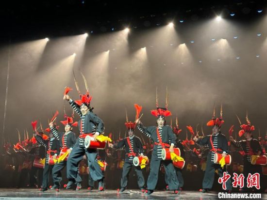 圖為涼州攻鼓子表演。楊娜 攝