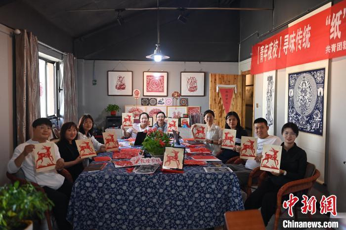 6月6日，在甘肅敦煌青年夜校課程中，青年學(xué)員展示學(xué)習(xí)敦煌非遺剪紙的成果。