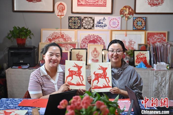 6月6日，在甘肅敦煌青年夜校課程中，青年學(xué)員展示學(xué)習(xí)敦煌非遺剪紙的成果。李亞龍 攝　　