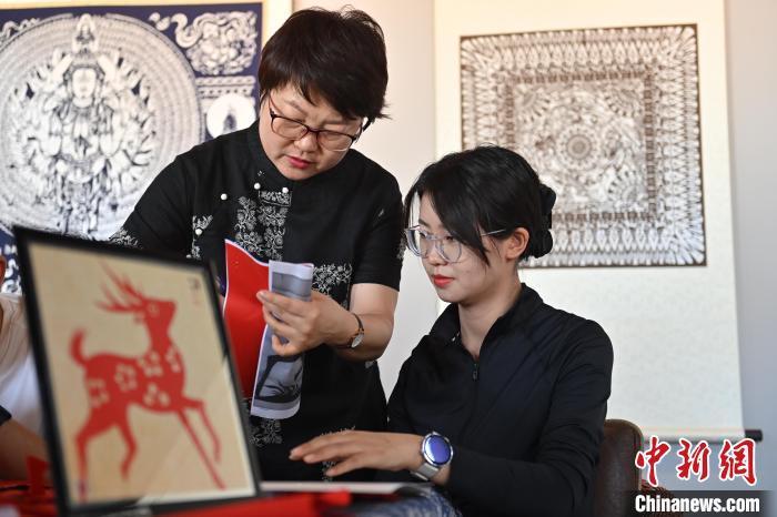 6月6日，在甘肅敦煌青年夜校課程中，青年學(xué)員學(xué)習(xí)敦煌非遺剪紙課程。李亞龍 攝
