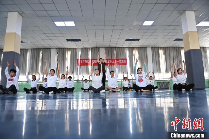 6月6日，在甘肅敦煌青年夜校課程中，青年學(xué)員學(xué)習(xí)敦煌舞課程。李亞龍 攝　　