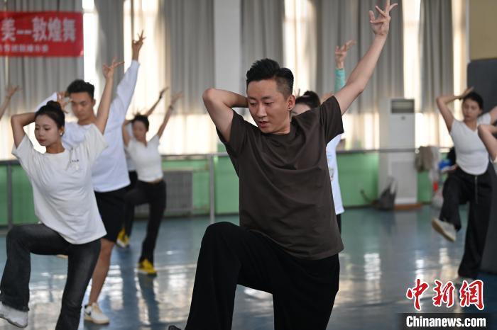 6月6日，在甘肅敦煌青年夜校課程中，青年學(xué)員學(xué)習(xí)敦煌舞課程。李亞龍 攝　　