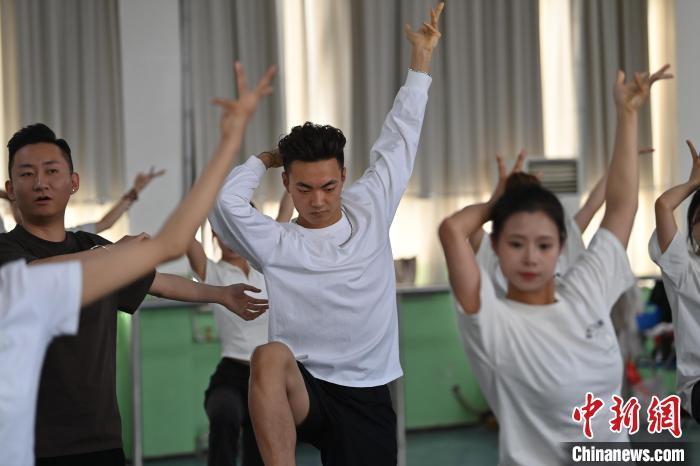 6月6日，在甘肅敦煌青年夜校課程中，青年學(xué)員學(xué)習(xí)敦煌舞課程。李亞龍 攝　　