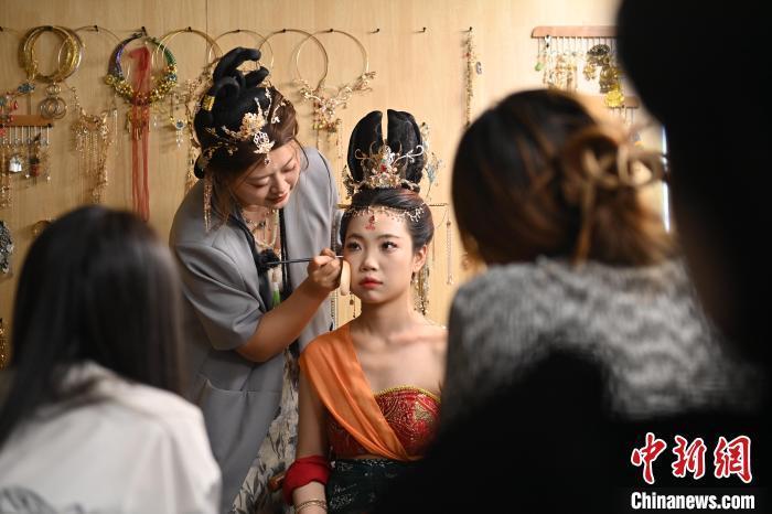 6月6日，在甘肅敦煌青年夜校課程中，青年學(xué)員學(xué)習(xí)敦煌美妝課程。李亞龍 攝　　