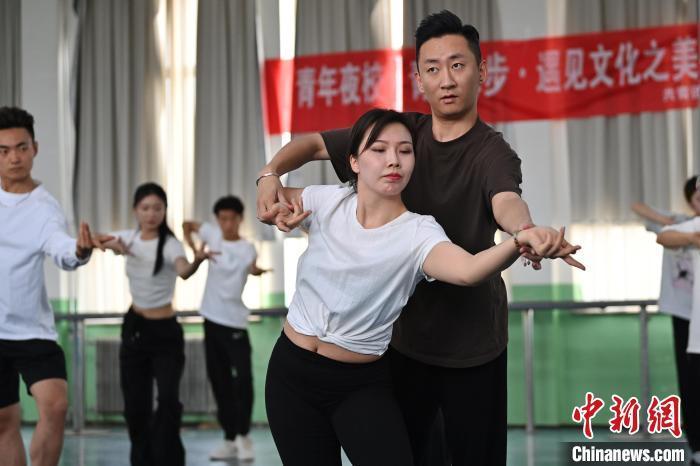 6月6日，在甘肅敦煌青年夜校課程中，學(xué)員學(xué)習(xí)敦煌舞課程。李亞龍 攝　　