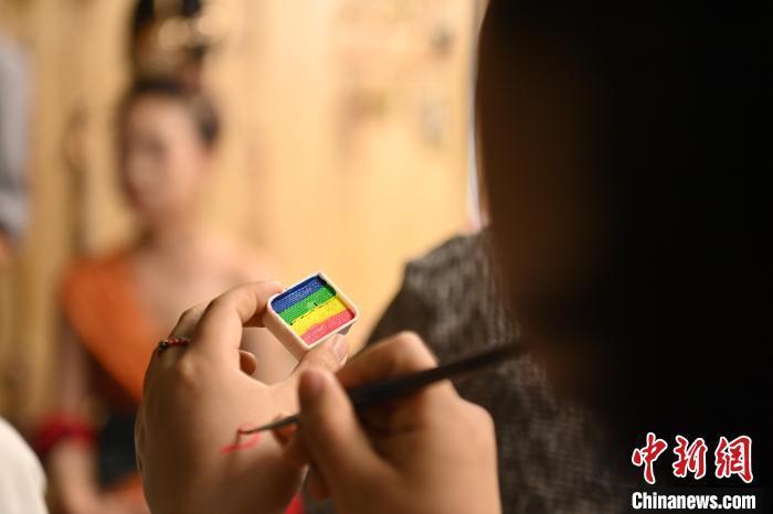 6月6日，在甘肅敦煌青年夜校課程中，青年學(xué)員學(xué)習(xí)敦煌美妝課程。李亞龍 攝　　