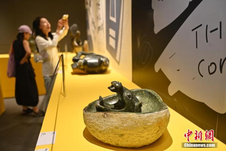 圖為該藝術(shù)展展陳的蛇紋石作品《河馬池》。中新社記者 李亞龍 攝