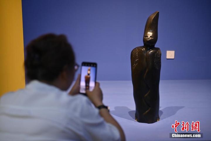 圖為游客拍攝蛇紋石作品《貴婦人》。中新社記者 李亞龍 攝