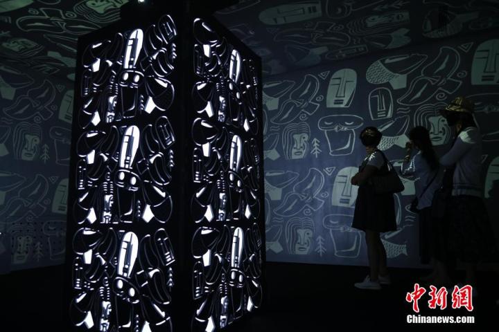 圖為游客參觀藝術(shù)展。中新社記者 李亞龍 攝