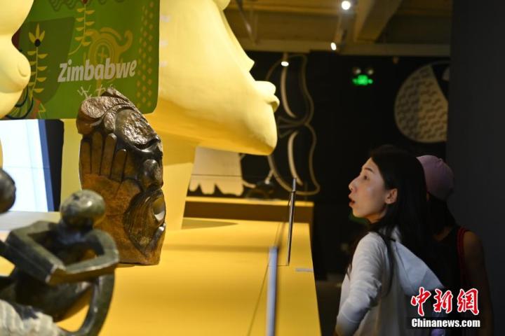 圖為游客參觀藝術(shù)展。中新社記者 李亞龍 攝