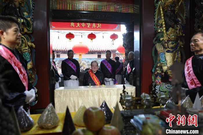 6月21日，“2024(甲辰年)兩岸共祭人文始祖伏羲典禮”在臺灣新北舉行。擔任主祭官的先嗇宮董事長、中國國民黨前秘書長李乾龍(中)出席典禮并擔任主祭官。中新社記者 張曉曦 攝