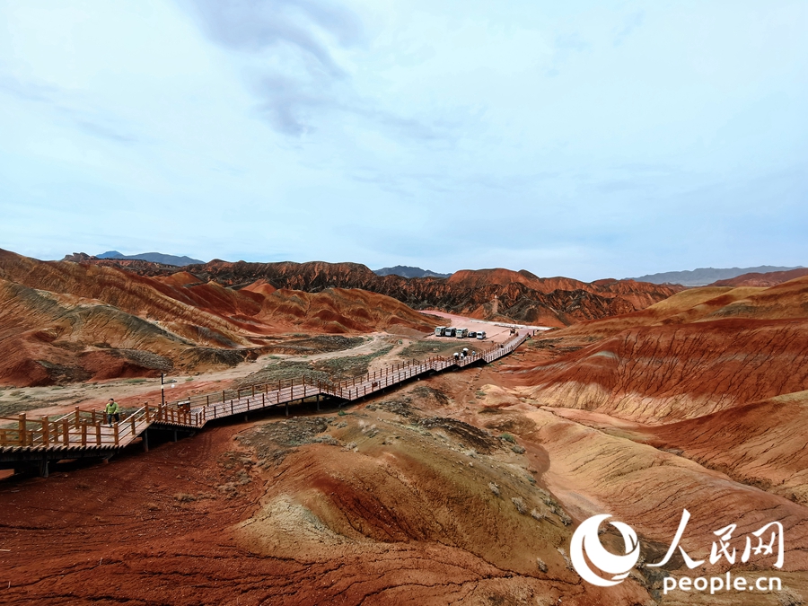  雨后的七彩丹霞，顏色格外艷麗。人民網(wǎng) 黃津曉虎攝