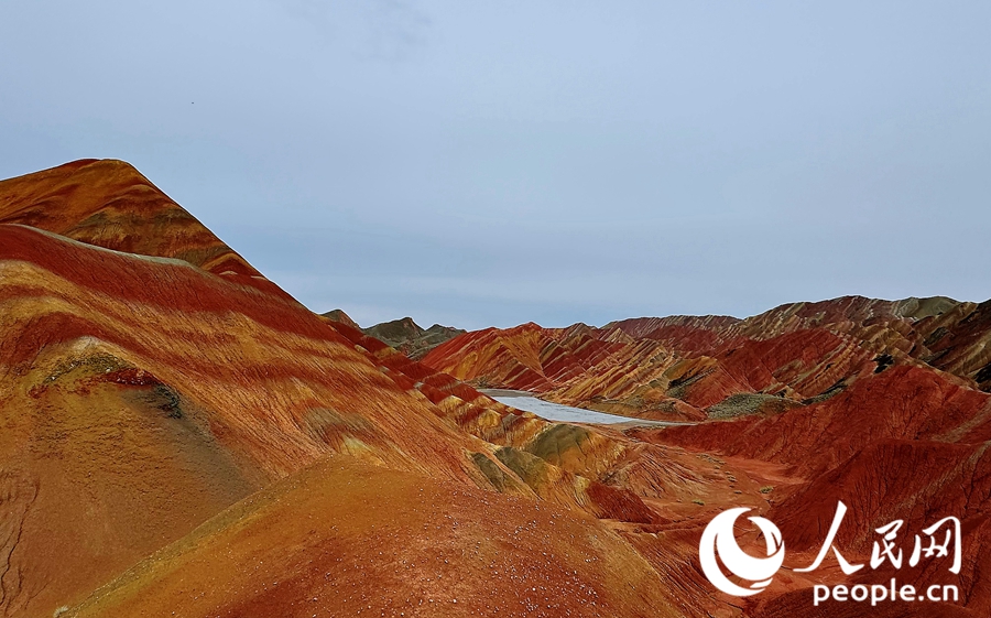 雨后的七彩丹霞，顏色格外艷麗。人民網(wǎng)記者 徐冬兒攝