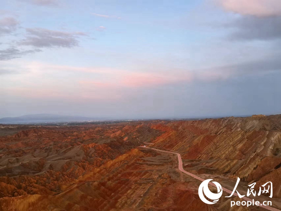 日落時分，余暉與丹霞交相輝映。人民網(wǎng)記者 唐嘉藝攝
