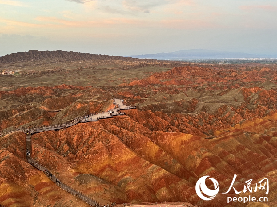 日落時分，余暉與丹霞交相輝映。人民網(wǎng)記者 徐冬兒攝