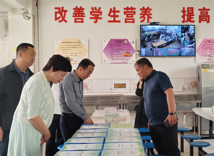 市紀(jì)委監(jiān)委扎實(shí)推動(dòng)開展群眾身邊腐敗和作風(fēng)問題集中整治工作，圖為市紀(jì)委監(jiān)委派駐市教育局紀(jì)檢監(jiān)察組在白銀區(qū)開展“中小學(xué)校園食品安全和膳食經(jīng)費(fèi)管理”集中整治工作開展情況督查.jpg