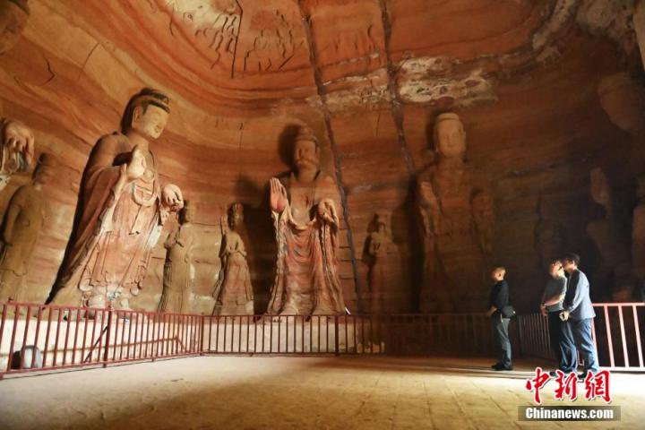 7月15日，游人參觀甘肅省平?jīng)鍪袥艽h百里石窟長廊中的南石窟寺1號窟。百里石窟長廊位于涇川縣境內(nèi)，由512個石窟、5眼窟中石井組成，現(xiàn)存王母宮石窟、鳳凰山石窟、南石窟寺、丈八寺石窟、羅漢洞石窟、太山寺石窟等規(guī)模較大的石窟群，還有數(shù)量眾多的小石窟群。南石窟寺開鑿于北魏永平三年，其中1號窟屬于大型七佛窟，七佛高達(dá)6米。中新社記者 李亞龍 攝