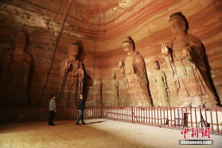 7月15日，游人參觀甘肅省平?jīng)鍪袥艽h百里石窟長廊中的南石窟寺1號窟。百里石窟長廊位于涇川縣境內(nèi)，由512個石窟、5眼窟中石井組成，現(xiàn)存王母宮石窟、鳳凰山石窟、南石窟寺、丈八寺石窟、羅漢洞石窟、太山寺石窟等規(guī)模較大的石窟群，還有數(shù)量眾多的小石窟群。南石窟寺開鑿于北魏永平三年，其中1號窟屬于大型七佛窟，七佛高達(dá)6米。中新社記者 李亞龍 攝