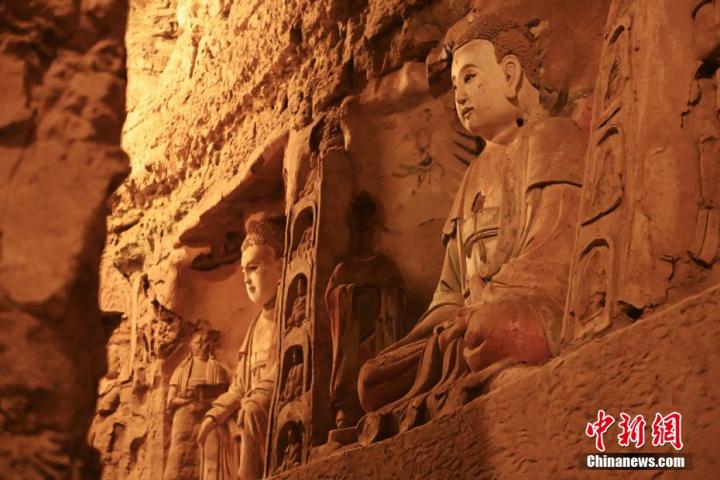 7月15日，甘肅省平?jīng)鍪袥艽h百里石窟長廊中的王母宮石窟造像。百里石窟長廊位于涇川縣境內(nèi)，由512個石窟、5眼窟中石井組成，現(xiàn)存王母宮石窟、鳳凰山石窟、南石窟寺、丈八寺石窟、羅漢洞石窟、太山寺石窟等規(guī)模較大的石窟群，還有數(shù)量眾多的小石窟群。王母宮石窟又名千佛洞，該窟設(shè)計宏大，造像生動，窟內(nèi)擁有造像數(shù)百尊，是較為珍貴的佛教文化歷史遺存。中新社記者 李亞龍 攝</p>
<p>