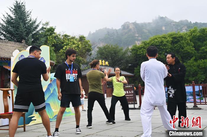 7月14日，甘肅省平涼市崆峒山景區(qū)內，外籍武術愛好者學習崆峒派武術。7月13日至14日，“2024年北京體育大學第十五屆國際武術比賽交流大會暨首屆崆峒山國際武術大會”舉行，大會也在崆峒山景區(qū)進行問道崆峒、武術高級研修班、崆峒拜師等系列活動。中新社記者 李亞龍 攝</p>
<p>