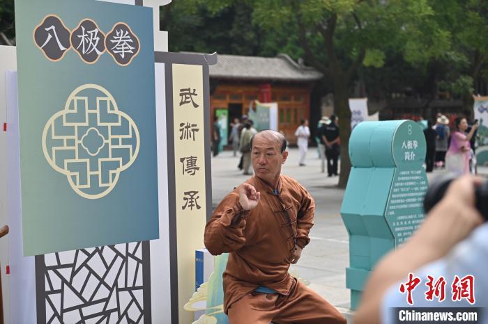 7月14日，甘肅省平涼市崆峒山景區(qū)內，八極拳傳承人展示八極拳。7月13日至14日，“2024年北京體育大學第十五屆國際武術比賽交流大會暨首屆崆峒山國際武術大會”舉行，大會也在崆峒山景區(qū)進行問道崆峒、武術高級研修班、崆峒拜師等系列活動。中新社記者 李亞龍 攝</p>
<p>