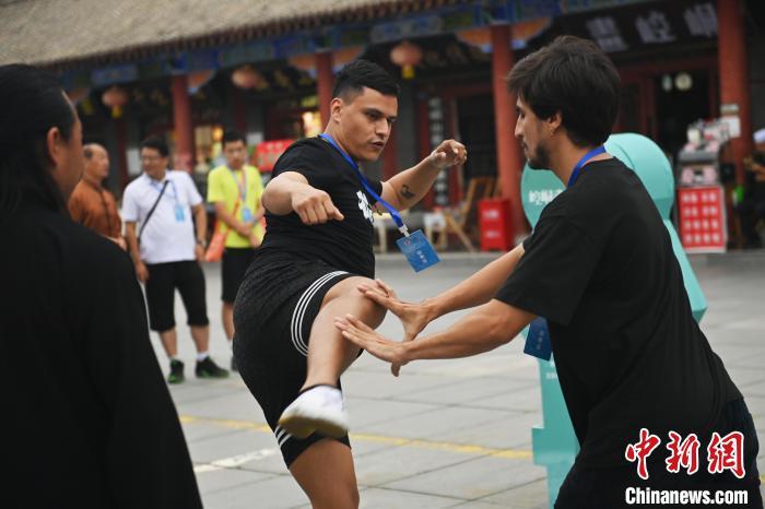 7月14日，甘肅省平涼市崆峒山景區(qū)內，外籍武術愛好者切磋武藝。7月13日至14日，“2024年北京體育大學第十五屆國際武術比賽交流大會暨首屆崆峒山國際武術大會”舉行，大會也在崆峒山景區(qū)進行問道崆峒、武術高級研修班、崆峒拜師等系列活動。中新社記者 李亞龍 攝