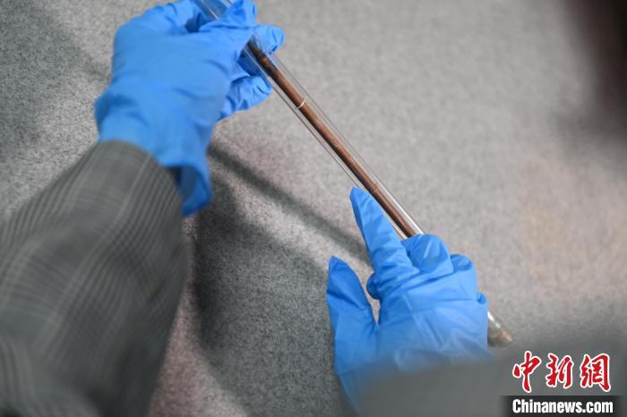 2024年5月7日，拍攝的甘肅省博物館館藏國(guó)寶級(jí)文物“白馬作”毛筆。李亞龍　攝