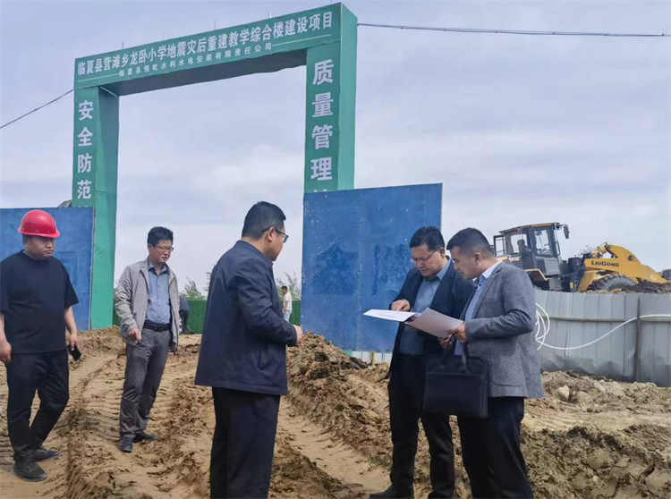 州紀(jì)委監(jiān)委督查組在臨夏縣營灘鄉(xiāng)龍臥小學(xué)災(zāi)后重建教學(xué)綜合樓建設(shè)項目施工現(xiàn)場開展督導(dǎo)檢查。.jpg