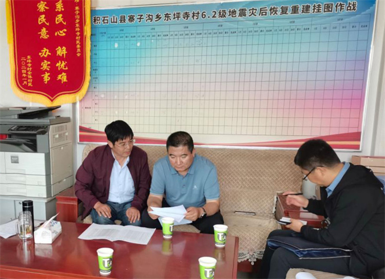 州縣紀(jì)委監(jiān)委機關(guān)聯(lián)合督查組對下沉干部 、駐村干部 、包村組長、村干部 “四級”干部履職到崗情況，以及工作日志和民情臺賬、訴求臺賬進行日常監(jiān)督檢查，壓實工作責(zé)任。.jpg