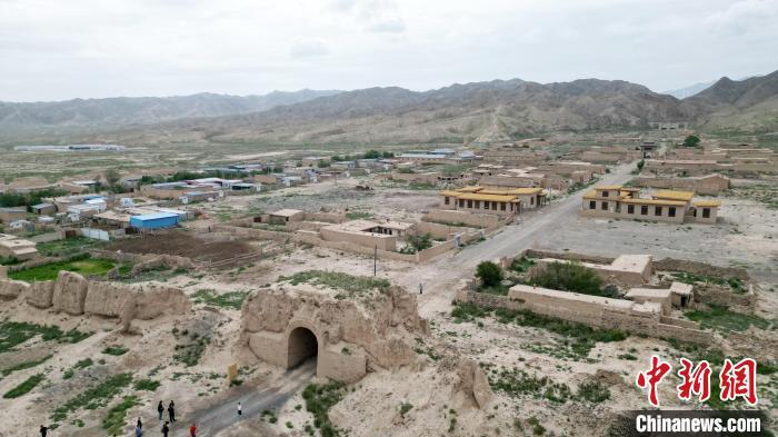 7月13日，位于山丹漢明長城遺址里的硤口古城。(無人機(jī)圖片) 　九美旦增 攝