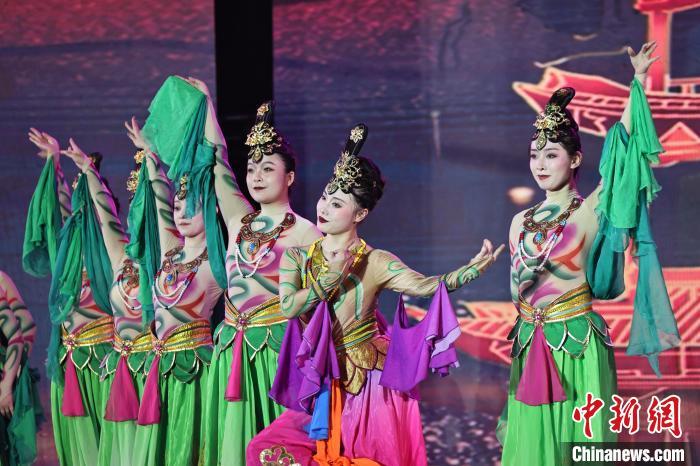 7月19日晚，第五屆黃河之濱文藝展演在蘭州體育文化廣場開幕。圖為開幕式演出敦煌舞蹈。張曦予 攝