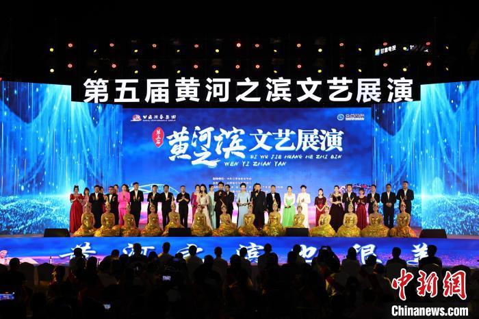 7月19日晚，第五屆黃河之濱文藝展演在蘭州體育文化廣場開幕。張曦予 攝