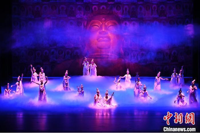 7月18日晚，中國經(jīng)典舞劇《絲路花雨》在甘肅蘭州黃河劇院進行演出。中國經(jīng)典舞劇《絲路花雨》迎來45周年，7月17日-8月4日在蘭州開啟為期多天的駐場演出。該舞劇取材于敦煌莫高窟壁畫，集中國霓裳羽衣舞、敦煌舞、印度舞、黑巾舞、波斯馬鈴舞等于一身，自1979年演出至今，該劇先后在40多個國家和地區(qū)演出近4000場，觀眾550多萬人次。中新社記者 李亞龍 攝</p>
<p>