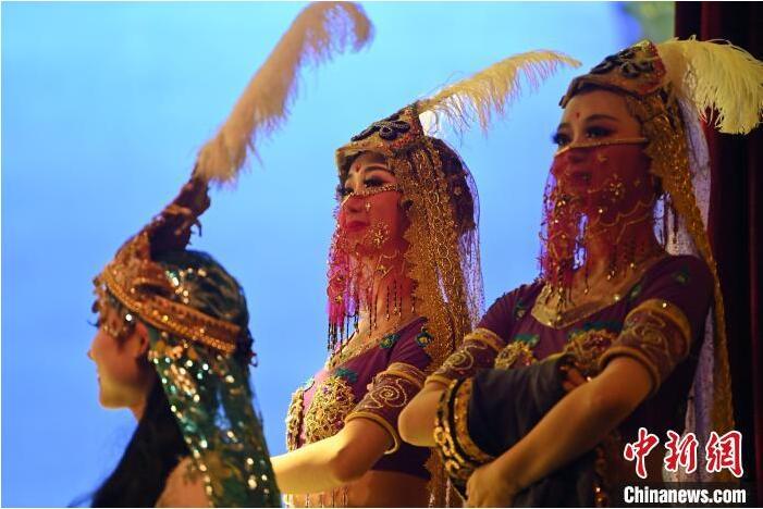 7月18日晚，中國經(jīng)典舞劇《絲路花雨》在甘肅蘭州黃河劇院進行演出。中國經(jīng)典舞劇《絲路花雨》迎來45周年，7月17日-8月4日在蘭州開啟為期多天的駐場演出。該舞劇取材于敦煌莫高窟壁畫，集中國霓裳羽衣舞、敦煌舞、印度舞、黑巾舞、波斯馬鈴舞等于一身，自1979年演出至今，該劇先后在40多個國家和地區(qū)演出近4000場，觀眾550多萬人次。中新社記者 李亞龍 攝</p>
<p>