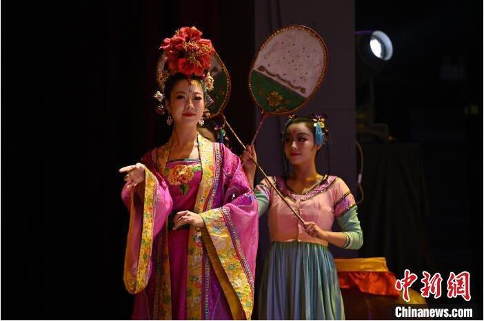 7月18日晚，中國經(jīng)典舞劇《絲路花雨》在甘肅蘭州黃河劇院進行演出。中國經(jīng)典舞劇《絲路花雨》迎來45周年，7月17日-8月4日在蘭州開啟為期多天的駐場演出。該舞劇取材于敦煌莫高窟壁畫，集中國霓裳羽衣舞、敦煌舞、印度舞、黑巾舞、波斯馬鈴舞等于一身，自1979年演出至今，該劇先后在40多個國家和地區(qū)演出近4000場，觀眾550多萬人次。中新社記者 李亞龍 攝</p>
<p>