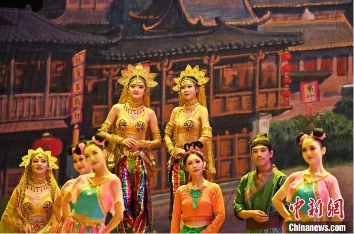 7月18日晚，中國經(jīng)典舞劇《絲路花雨》在甘肅蘭州黃河劇院進行演出。中國經(jīng)典舞劇《絲路花雨》迎來45周年，7月17日-8月4日在蘭州開啟為期多天的駐場演出。該舞劇取材于敦煌莫高窟壁畫，集中國霓裳羽衣舞、敦煌舞、印度舞、黑巾舞、波斯馬鈴舞等于一身，自1979年演出至今，該劇先后在40多個國家和地區(qū)演出近4000場，觀眾550多萬人次。中新社記者 李亞龍 攝</p>
<p>