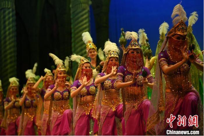7月18日晚，中國經(jīng)典舞劇《絲路花雨》在甘肅蘭州黃河劇院進行演出。中國經(jīng)典舞劇《絲路花雨》迎來45周年，7月17日-8月4日在蘭州開啟為期多天的駐場演出。該舞劇取材于敦煌莫高窟壁畫，集中國霓裳羽衣舞、敦煌舞、印度舞、黑巾舞、波斯馬鈴舞等于一身，自1979年演出至今，該劇先后在40多個國家和地區(qū)演出近4000場，觀眾550多萬人次。中新社記者 李亞龍 攝</p>
<p>