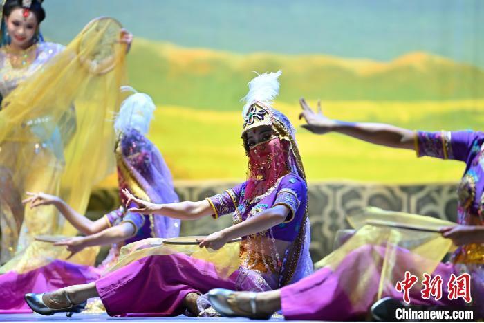 7月18日晚，中國經(jīng)典舞劇《絲路花雨》在甘肅蘭州黃河劇院進行演出。中國經(jīng)典舞劇《絲路花雨》迎來45周年，7月17日-8月4日在蘭州開啟為期多天的駐場演出。該舞劇取材于敦煌莫高窟壁畫，集中國霓裳羽衣舞、敦煌舞、印度舞、黑巾舞、波斯馬鈴舞等于一身，自1979年演出至今，該劇先后在40多個國家和地區(qū)演出近4000場，觀眾550多萬人次。中新社記者 李亞龍 攝</p>
<p>