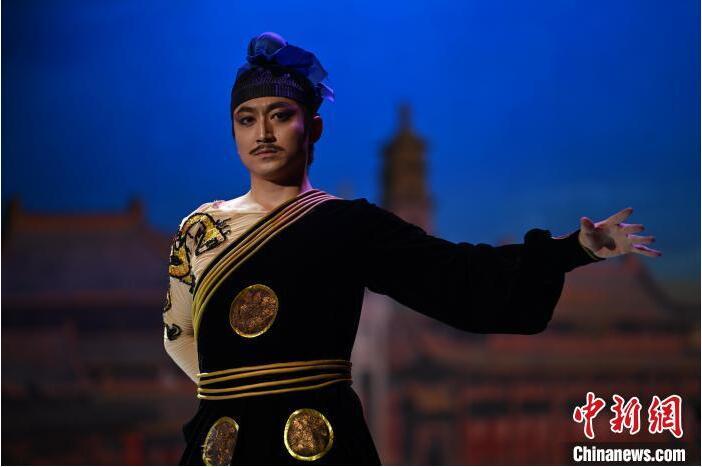 7月18日晚，中國經(jīng)典舞劇《絲路花雨》在甘肅蘭州黃河劇院進行演出。中國經(jīng)典舞劇《絲路花雨》迎來45周年，7月17日-8月4日在蘭州開啟為期多天的駐場演出。該舞劇取材于敦煌莫高窟壁畫，集中國霓裳羽衣舞、敦煌舞、印度舞、黑巾舞、波斯馬鈴舞等于一身，自1979年演出至今，該劇先后在40多個國家和地區(qū)演出近4000場，觀眾550多萬人次。中新社記者 李亞龍 攝