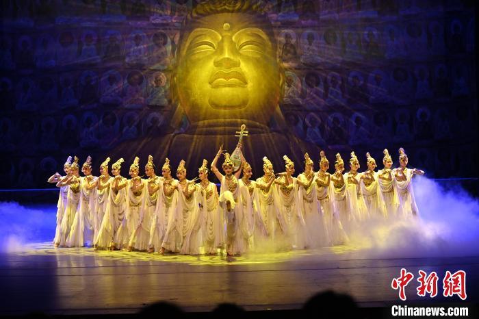 7月18日晚，中國經(jīng)典舞劇《絲路花雨》在甘肅蘭州黃河劇院演出。李亞龍 攝