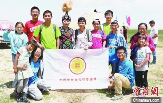 圖為蘭州大學(xué)文化行者團(tuán)隊走進(jìn)民族社區(qū)。(資料圖)蘭州大學(xué)供圖