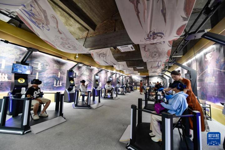 7月22日，游客線下體驗“尋境敦煌——數(shù)字敦煌沉浸展”。新華社記者 郎兵兵 攝</p>
<p>