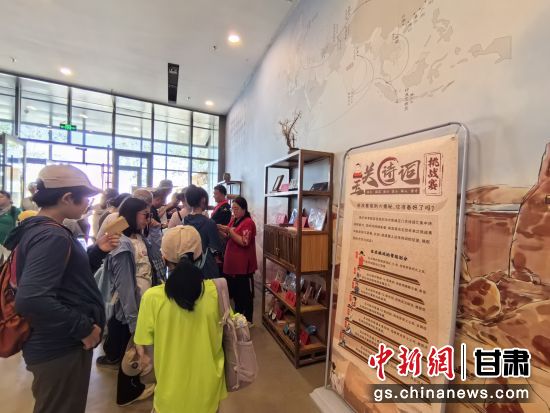 近日，玉門關(guān)遺址景區(qū)開啟了一場精彩紛呈的玉關(guān)詩詞挑戰(zhàn)賽，吸引眾多游人參與其中。玉門關(guān)遺址景區(qū)供圖