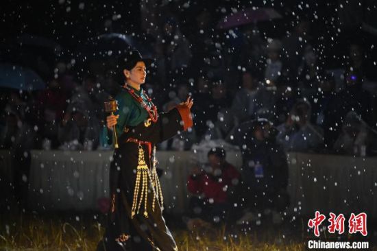 圖為2024年8月6日晚大賽現(xiàn)場(chǎng)模特進(jìn)行比賽。李亞龍 攝