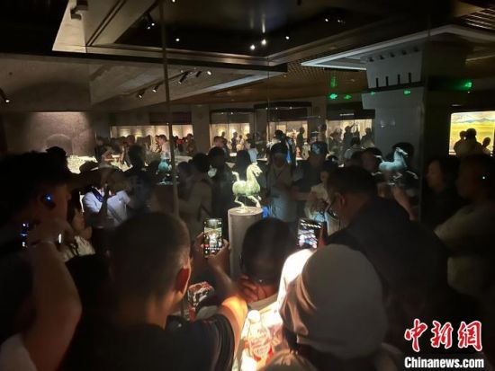 8月17日至23日，“濃濃民族情 兩岸一家親”臺灣同胞參訪團(tuán)甘肅行交流活動(dòng)在甘肅展開。圖為臺胞參觀甘肅省博物館。中新社記者 閆姣 攝