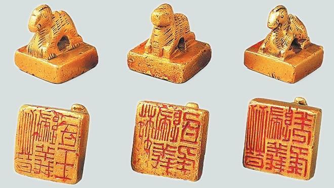 從左至右依次為“晉歸義羌侯”金印、“晉歸義氐王”金印、“魏歸義氐侯”金印