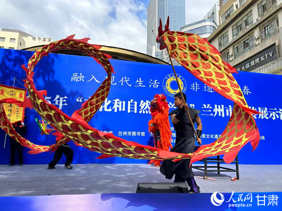 柴宗峰在2025年“文化和自然遺產(chǎn)日”蘭州市非遺宣傳展示活動(dòng)中表演舞獅。人民網(wǎng)記者 焦隆攝