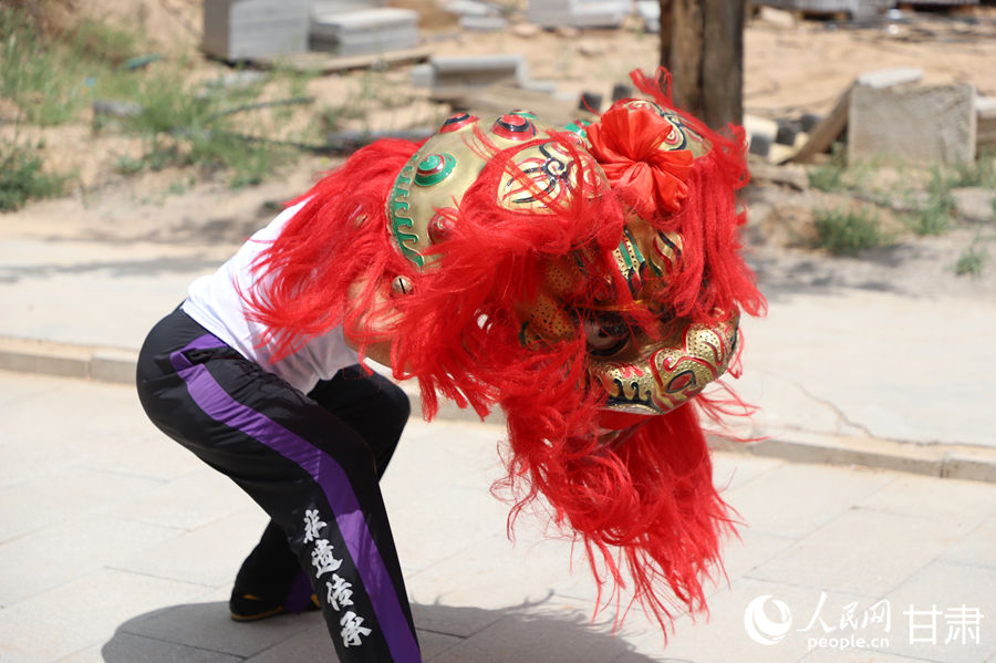 柴宗峰在桃林村展示蘭州北獅風(fēng)采。人民網(wǎng)記者 焦隆攝